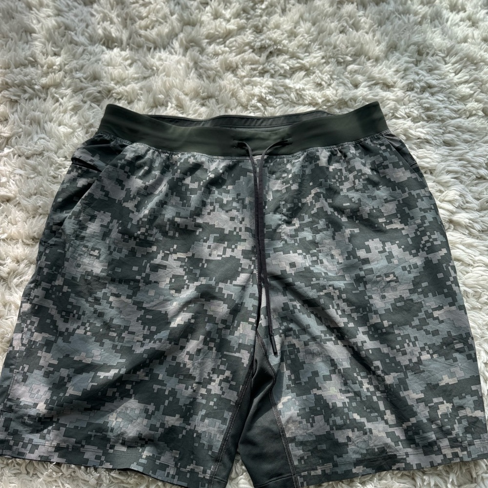 Luluemon T.H.E short  9” lined size XL